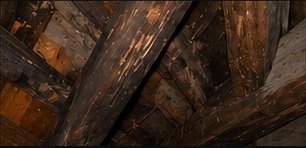 Napadený dřevěný krov před sanací